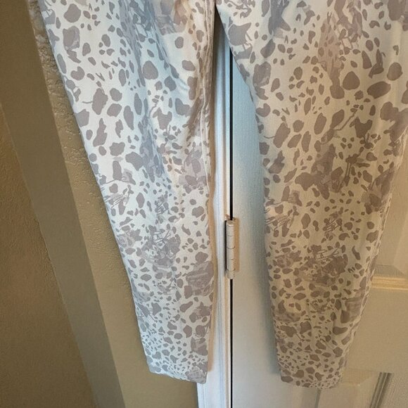 Lululemon Leggings - Grey and White Pattern - Size 8 (No Size Tags but Measures) - Picture 7 of 13